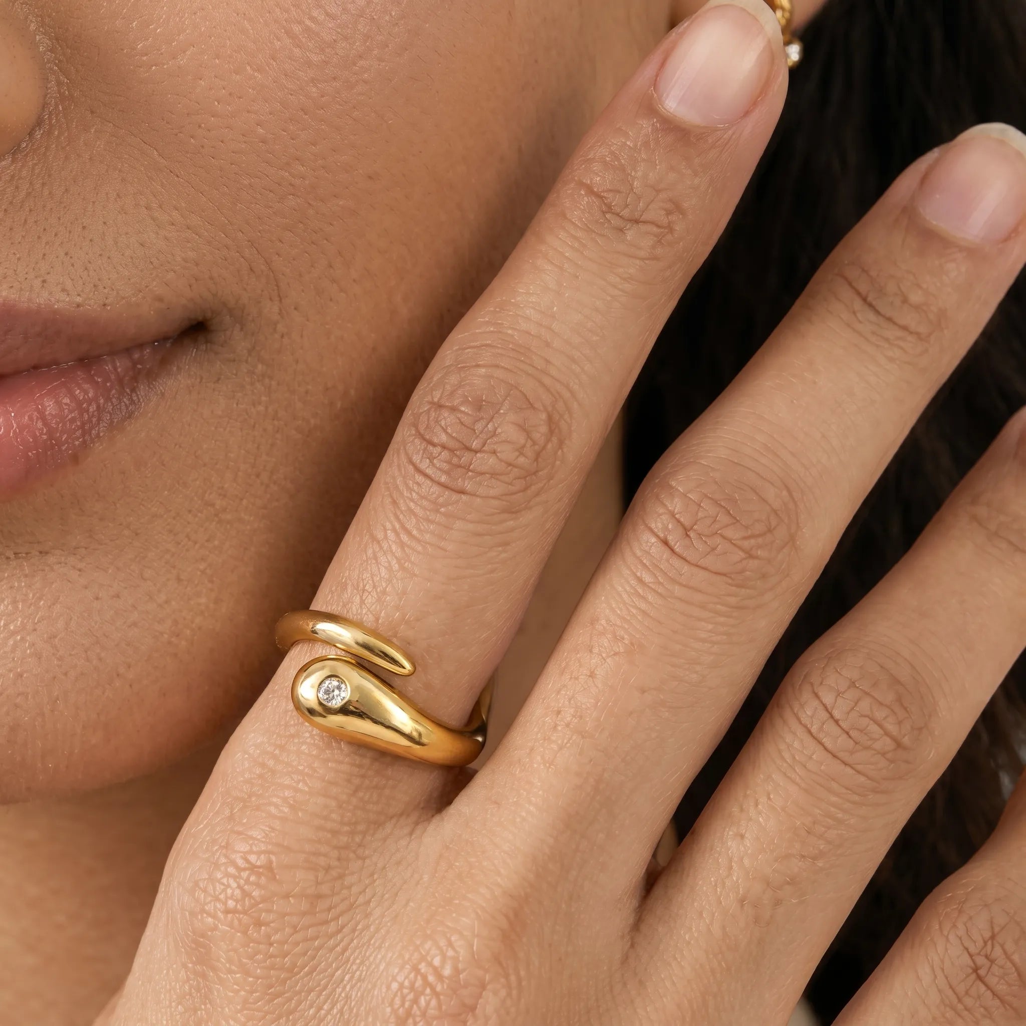 Sculptural V-Band Heart Solitaire Ring – 18K PVD Gold Plated