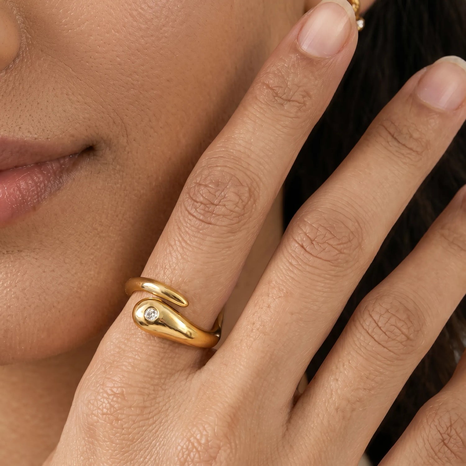 Sculptural V-Band Heart Solitaire Ring – 18K PVD Gold Plated