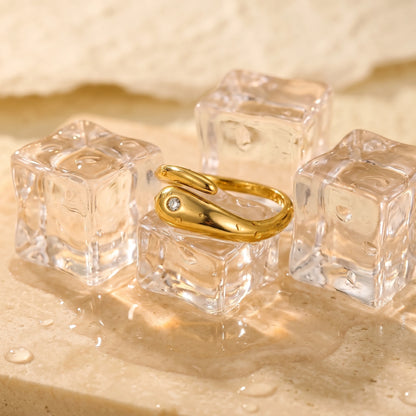 Sculptural V-Band Heart Solitaire Ring – 18K PVD Gold Plated