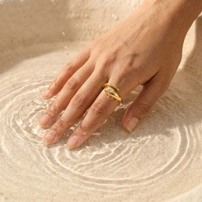 Sculptural V-Band Heart Solitaire Ring – 18K PVD Gold Plated