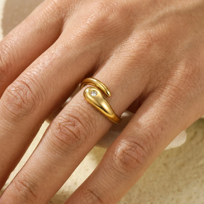 Sculptural V-Band Heart Solitaire Ring – 18K PVD Gold Plated