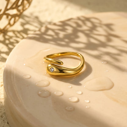Sculptural V-Band Heart Solitaire Ring – 18K PVD Gold Plated