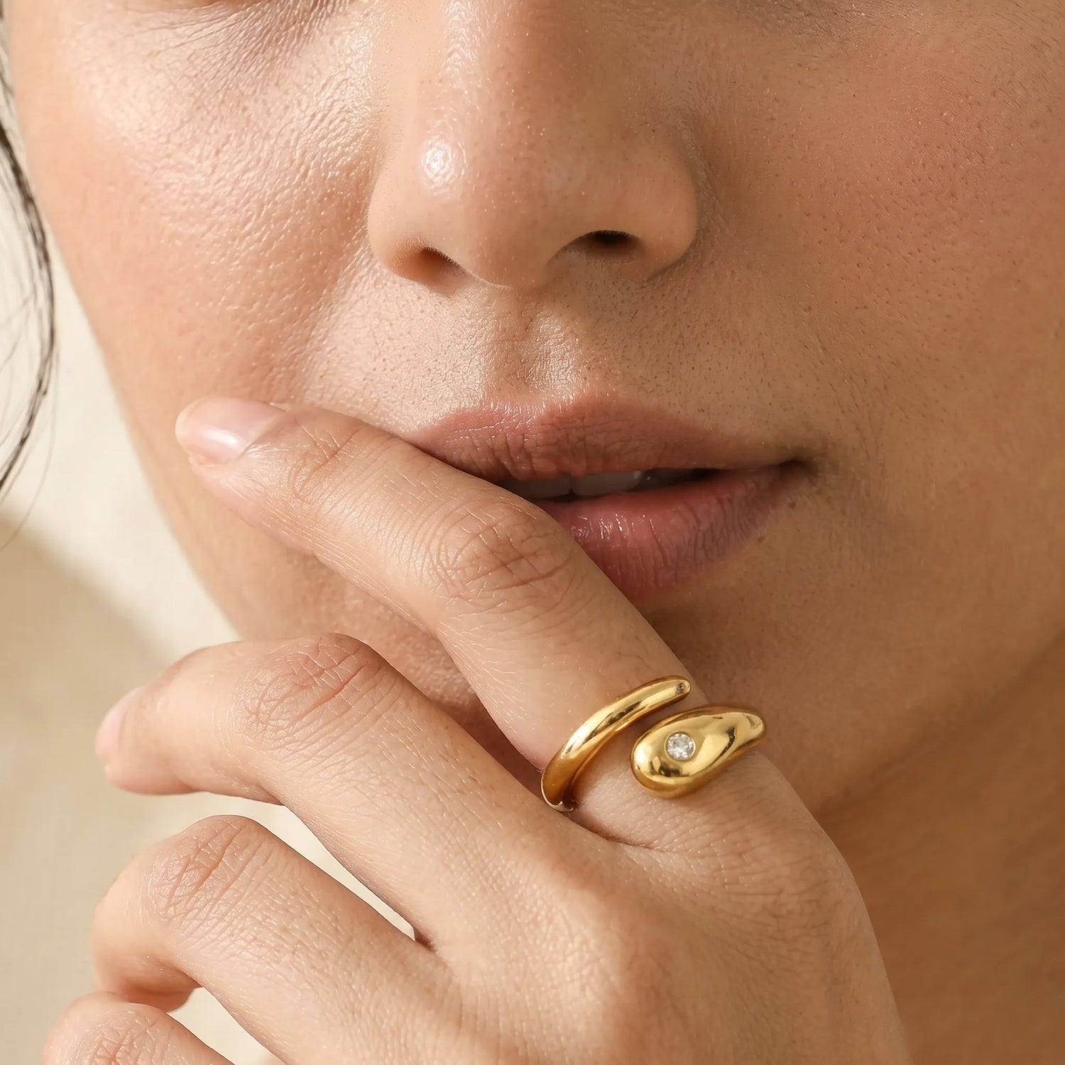 Sculptural V-Band Heart Solitaire Ring – 18K PVD Gold Plated