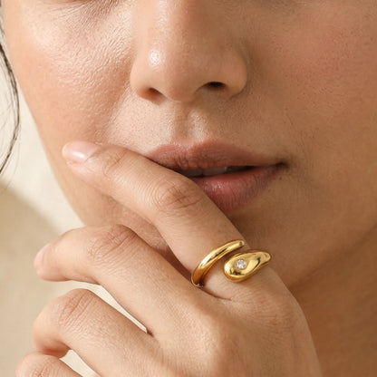 Sculptural V-Band Heart Solitaire Ring – 18K PVD Gold Plated
