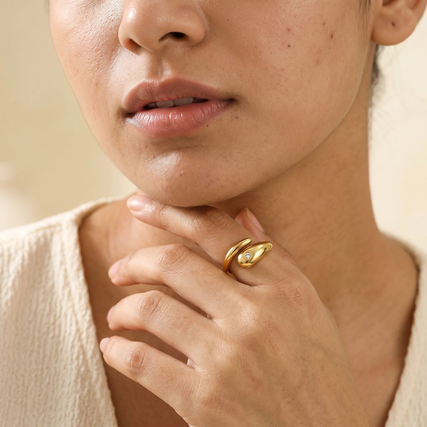 Sculptural V-Band Heart Solitaire Ring – 18K PVD Gold Plated